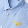 Barnskjorta med säkerhetsnål-logotyp och randigt mönster