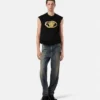 Broderad Buckle Crest-T-shirt
