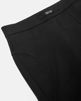 Byxor med vid ben och logotyp