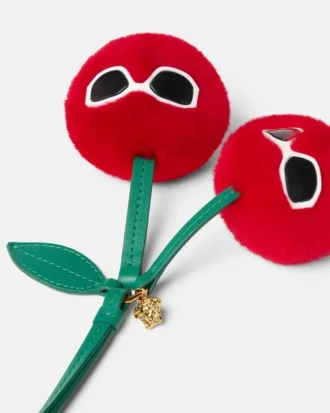Fluffig charm med körsbär