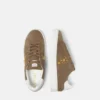 Greca-dekorerade sneakers i mocka Greca-dekorerade sneakers i mocka