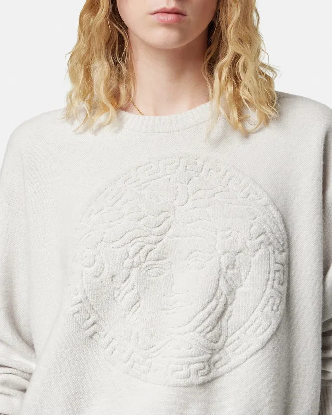 Kashmirblandad stickad tröja med Medusa-motiv Kashmirblandad stickad tröja med Medusa-motiv