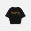Kort T-shirt med nitar och säkerhetsnål