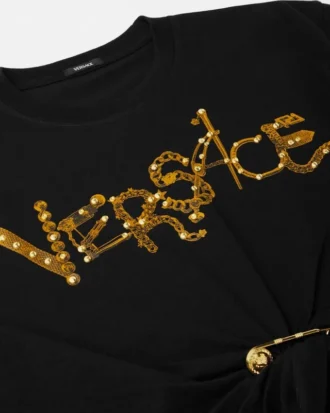 Kort T-shirt med nitar och säkerhetsnål