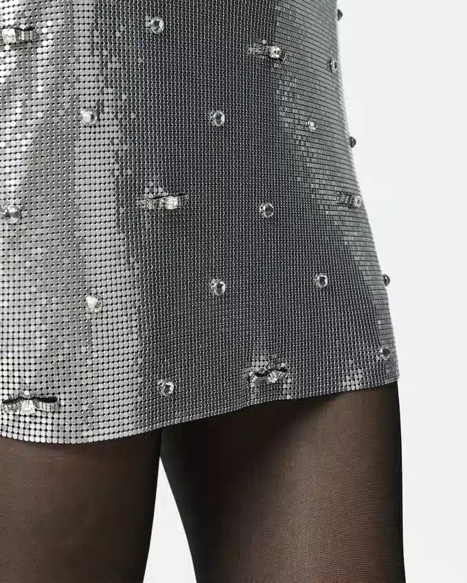 Mini-kjol med dekorativt metallnät Mini-kjol med dekorativt metallnät