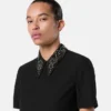 Top i satin med nitar